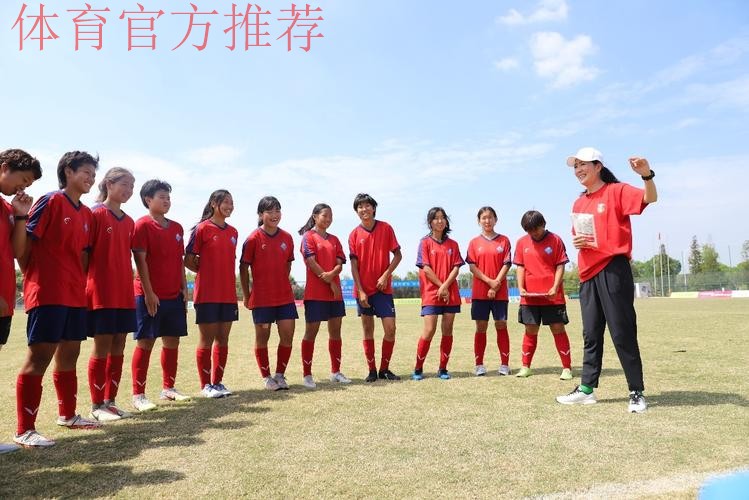 草原“玫瑰”闪耀中青赛 国脚看望建队35年呼市蒙校U15女足 草原“玫瑰”闪耀中青赛 国脚看望建队35年呼市蒙校U15女足